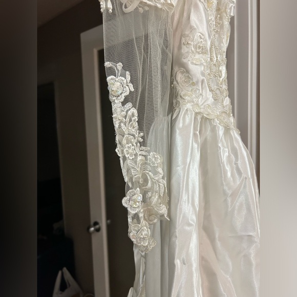 WEDDING DRESS | Women’s Wedding dress size 2-4 - Picture 4 of 10